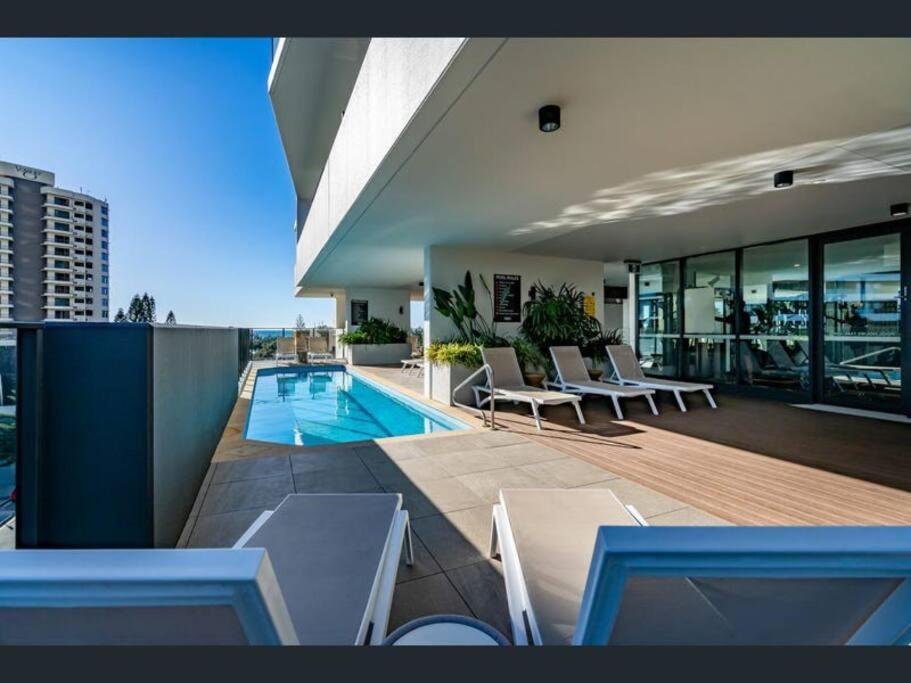 Apartment Ocean Views In The Heart Of Broadbeach! *