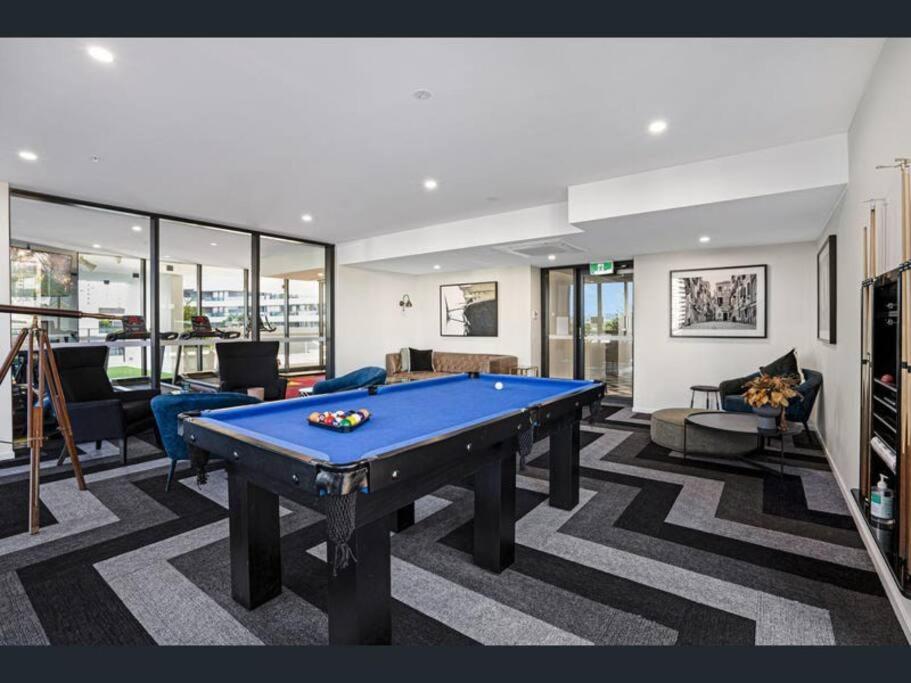 Apartment Ocean Views In The Heart Of Broadbeach!